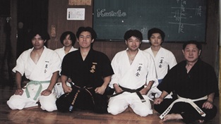 Photo de groupe dans un dojo japonais